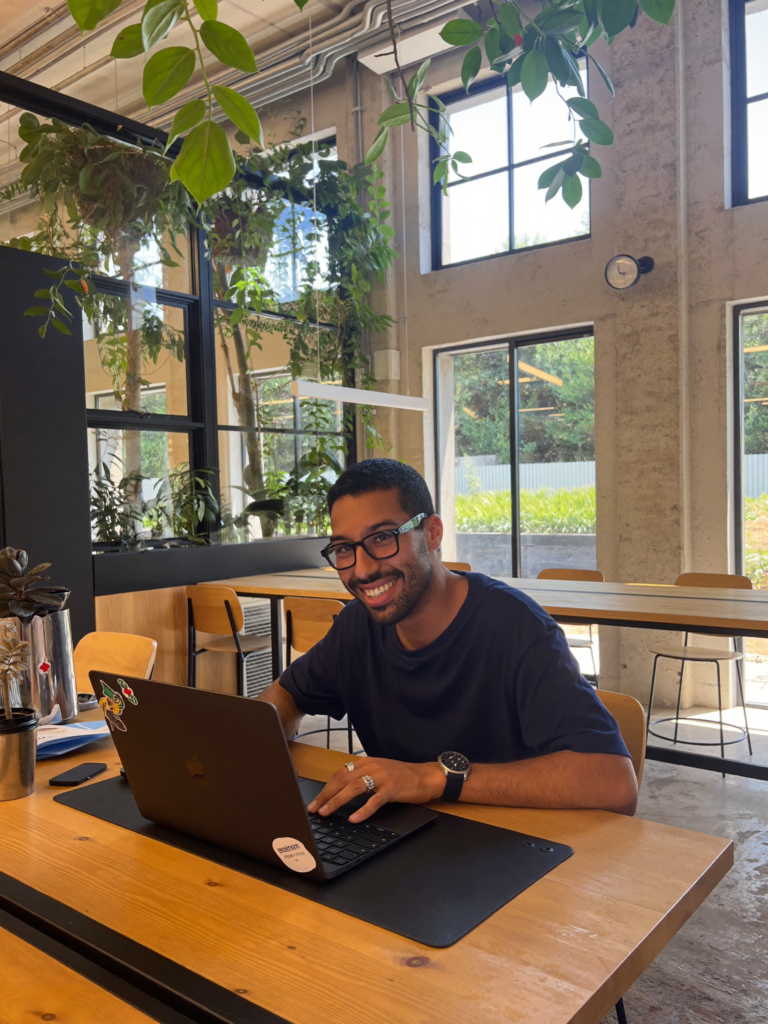 Pequeño empresario usando herramientas gratuitas de IA en un coworking