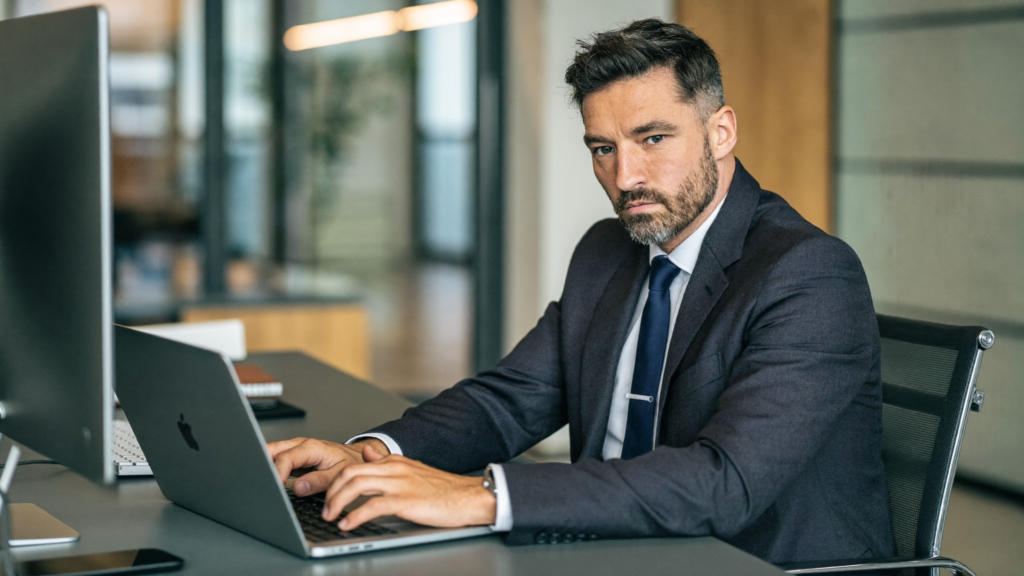 Profesional usando Microsoft Copilot en ordenador de oficina